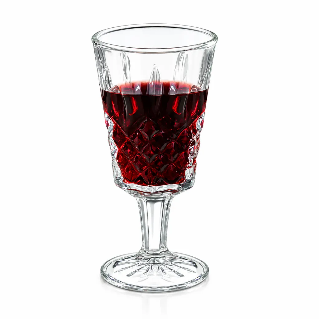 Copa tallada con bebida roja oscura.webp